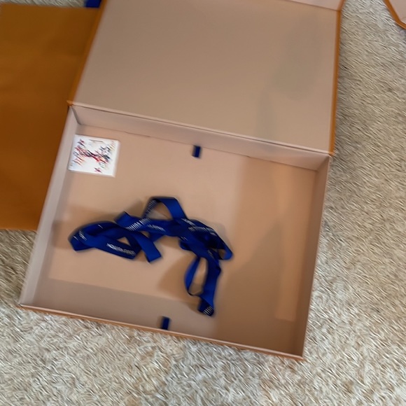 Louis Vuitton Box with FREE Bag - Picture 2 of 3